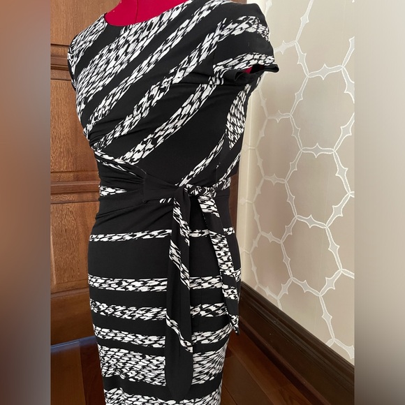 Black and white dress - Picture 3 of 3